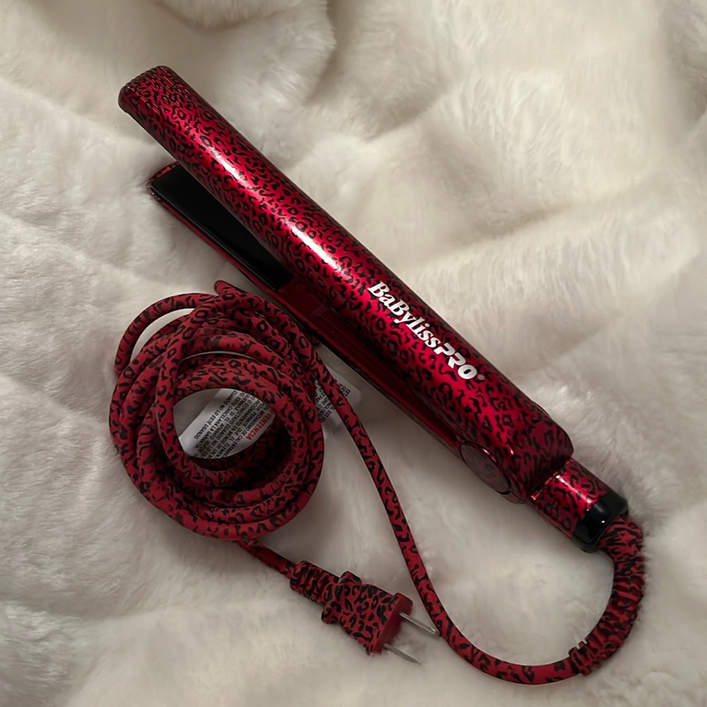 BABYLISS PRO 1 INCH STRAIGHT IRON. USED ONCE GREAT CONDITION ♥️♥️